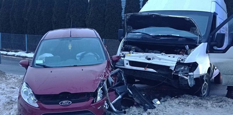 Zderzenie dwóch fordów. Dwie osoby w szpitalu