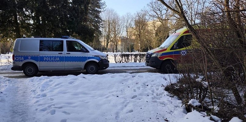 Kobieta bez butów w parku. Interwencja służb