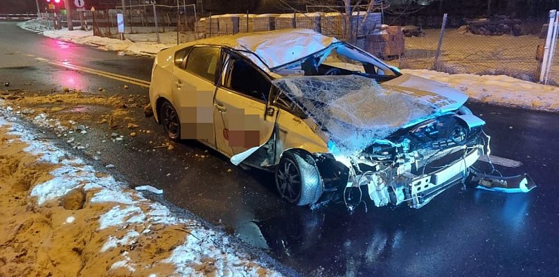 Przejechał pod rogatkami, uderzył w budynek. Był pijany!