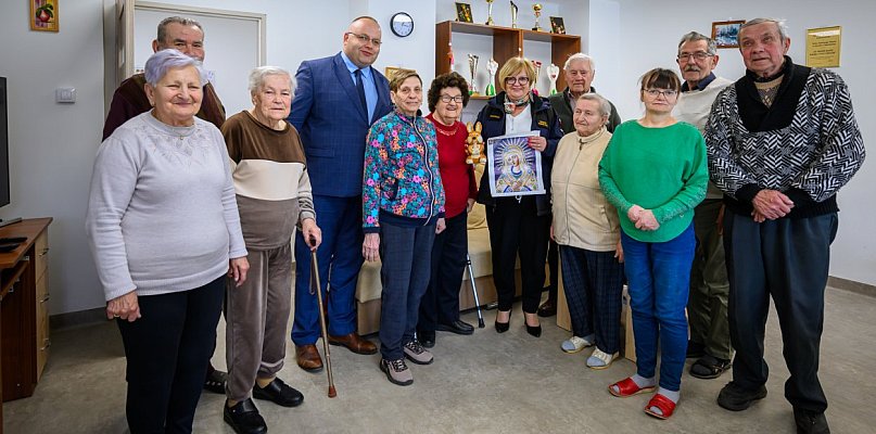 Inwestycje w bezpieczeństwo i wsparcie dla seniorów. Wizyta w Jaworniku Polskim
