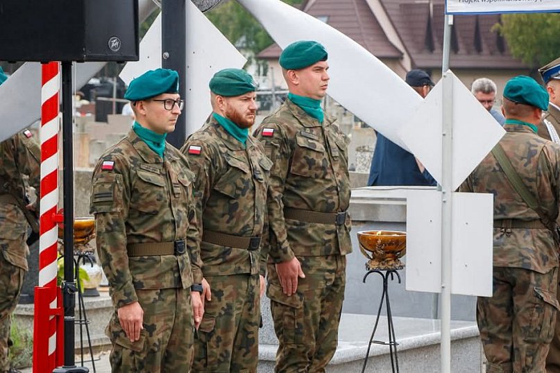  Hołd dla poległych lotników w Pawłosiowie