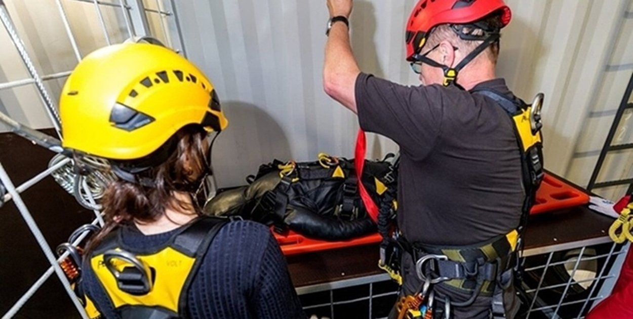 Praca z wysokim napięciem w energetyce wiatrowej — rola szkolenia GWO High Voltage