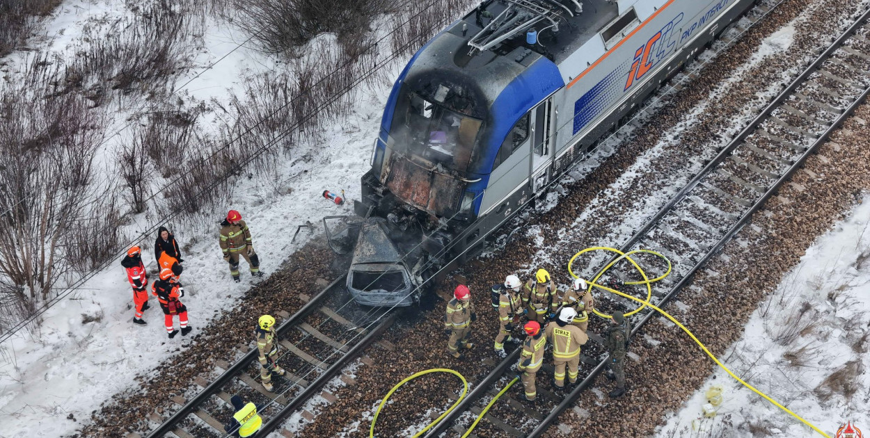 Pociąg Rzeszów - Szczecin uderzył w auto pod Warszawą, był pożar [FOTO]