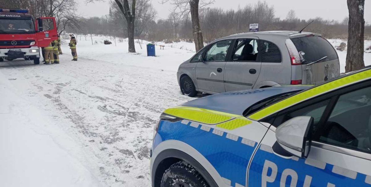 Nieprzytomny mężczyzna w samochodzie. Policjanci z pomocą