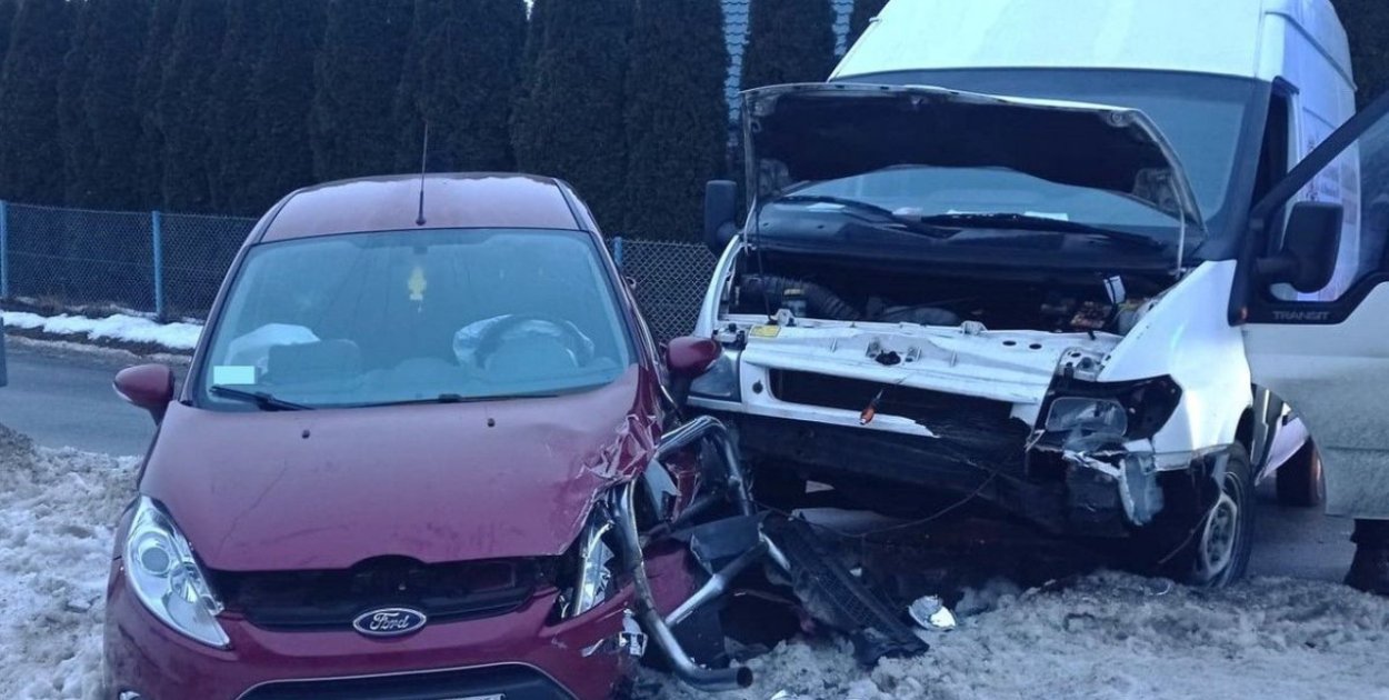 Zderzenie dwóch fordów. Dwie osoby w szpitalu