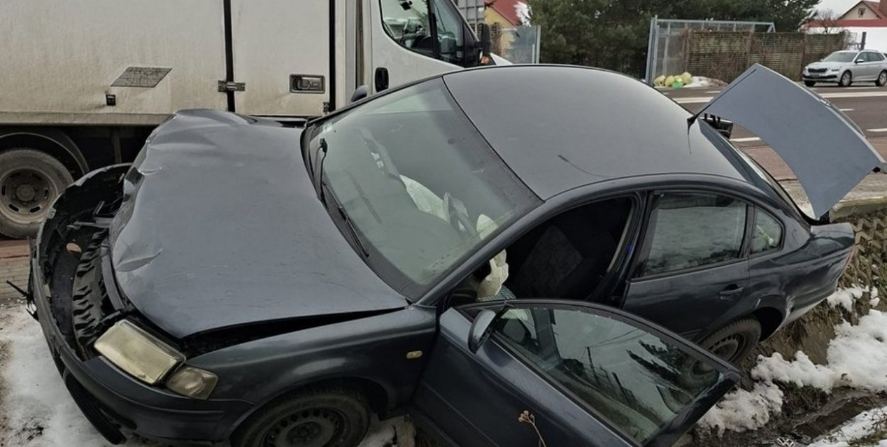 Czołowe zderzenie. Dwie osoby trafiły do szpitala