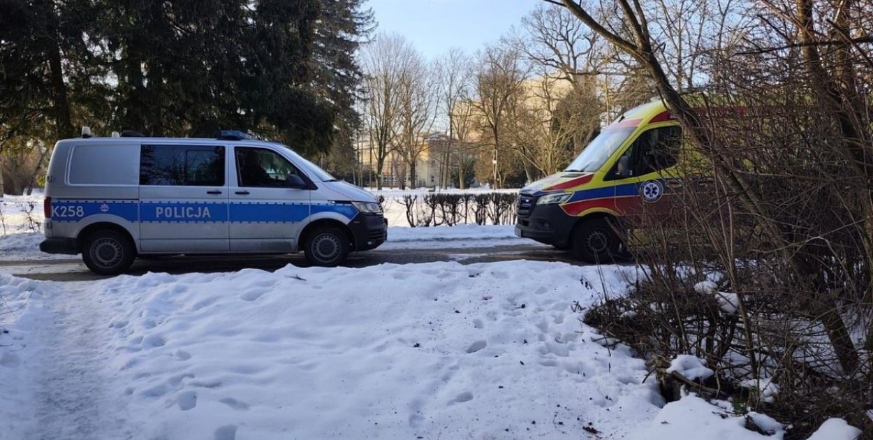 Kobieta bez butów w parku. Interwencja służb