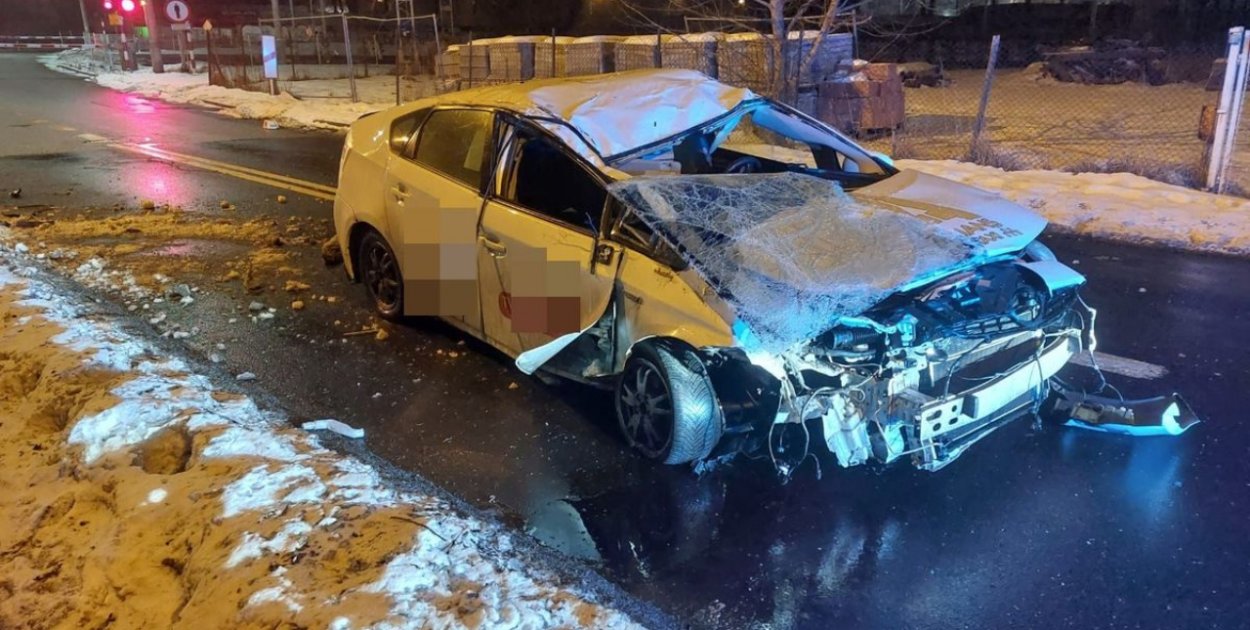 Przejechał pod rogatkami, uderzył w budynek. Był pijany!