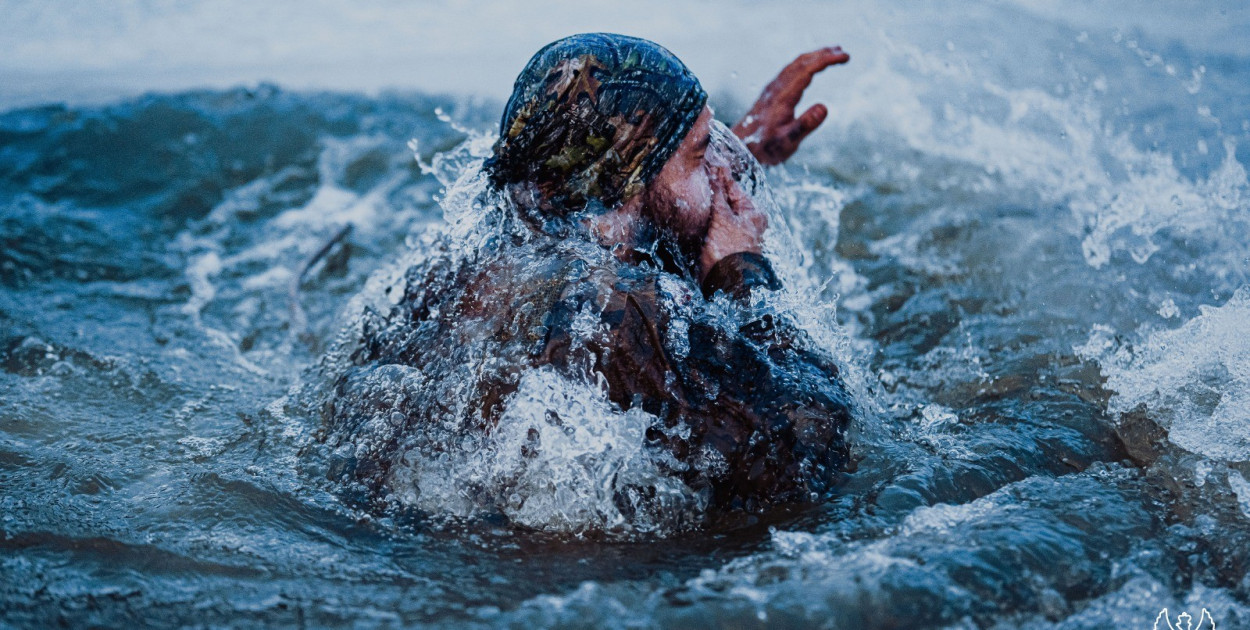 Ekstremalne szkolenie terytorialsów w lodowatej wodzie i śniegu