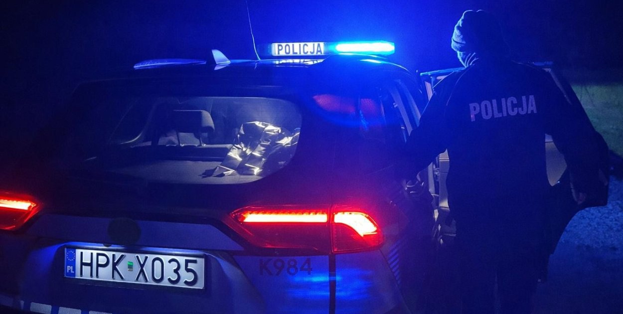 48-latek leżał na drodze. Interwencja policjantów