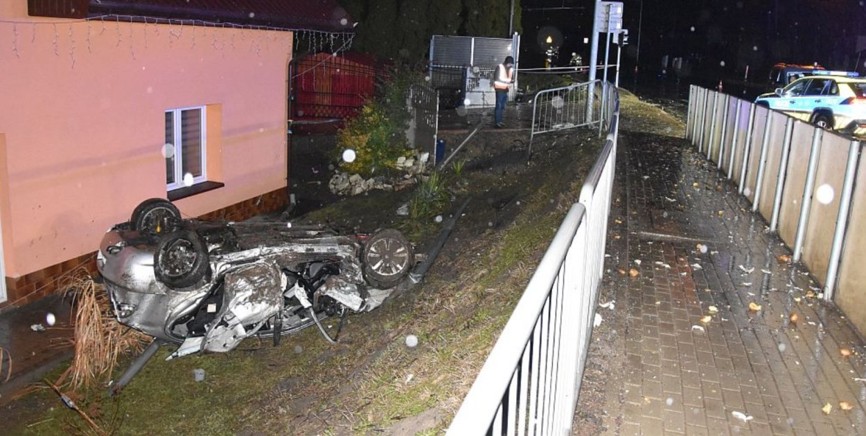 20-latek uciekał przed policją. Dachował seatem