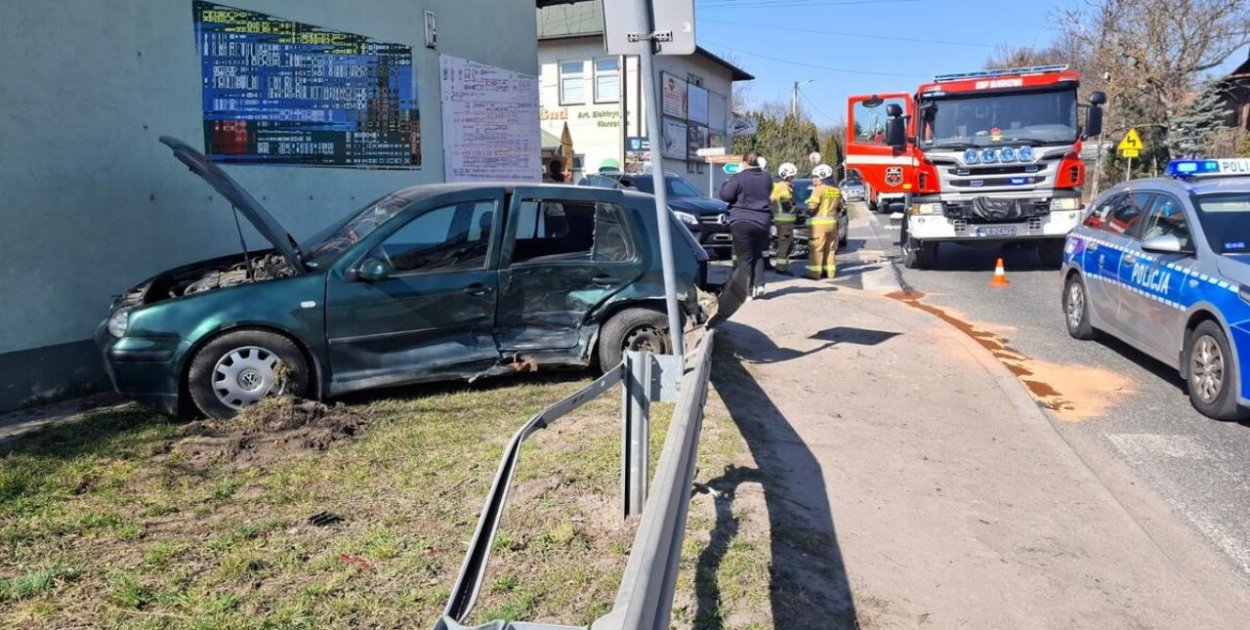 Zderzenie trzech pojazdów. Jedna osoba ranna