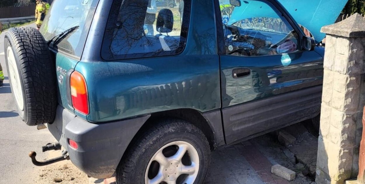 Pijany uderzył w ogrodzenie. Miał 2,5 promila!