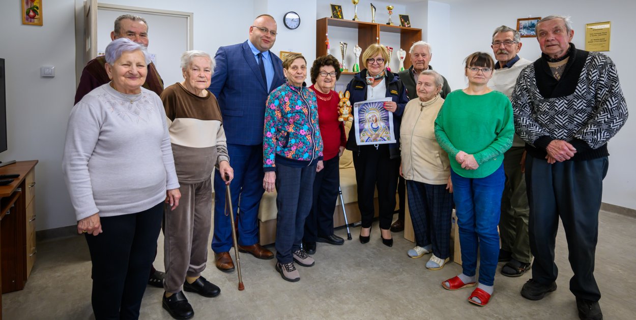 Inwestycje w bezpieczeństwo i wsparcie dla seniorów. Wizyta w Jaworniku Polskim