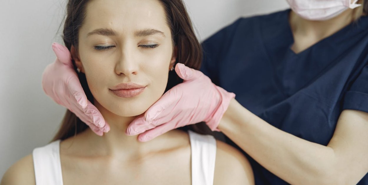 Regularne wizyty u dermatologa pomagają kontrolować zmiany skórne