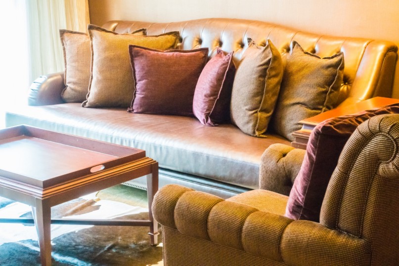 Sofa i poduszki - najlepsze materiały do tapicerowanych mebli.