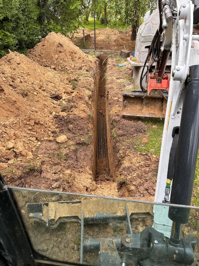 Odwierty Odwierty Rzeszów Odwierty geologiczne Opinie geotechniczne Badania geotechniczne - rów doprowadzający kable do odwierconej studni